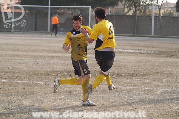 Massesi festeggia Andrea Mura dopo il gol